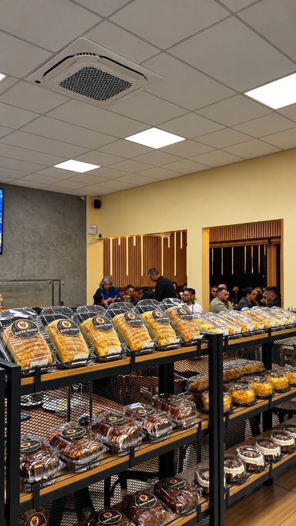 Interior da Padaria Super Mario com os pães na vitrine