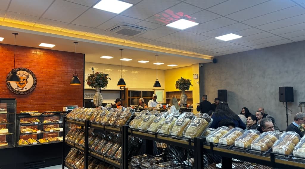 Interior da Super Mario Padaria - Balcão com pães artesanais, confeitaria e equipe